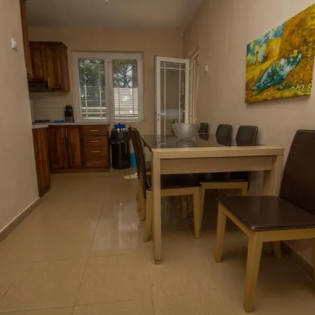 Anthonys House Kumborherceg Novi ポドゴリツァ