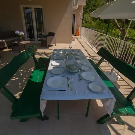 Anthonys House Kumborherceg Novi ポドゴリツァ